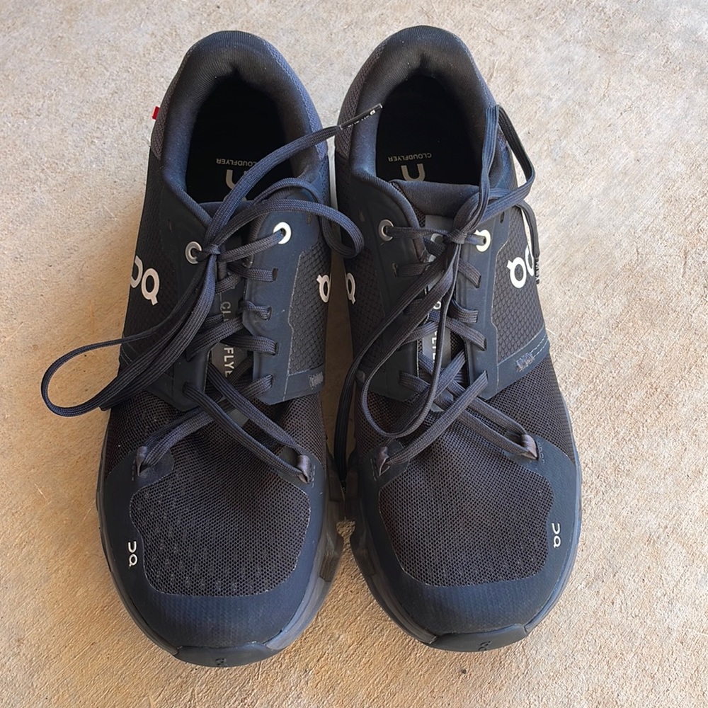 Women’s On Cloudflyer Running Shoe Size 10, Black and White